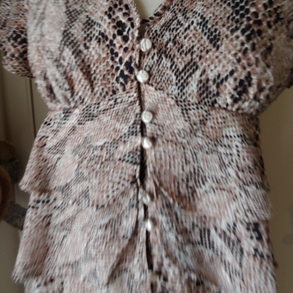 Liz Claiborne Tops - 📣FREE WITH PURCHASE